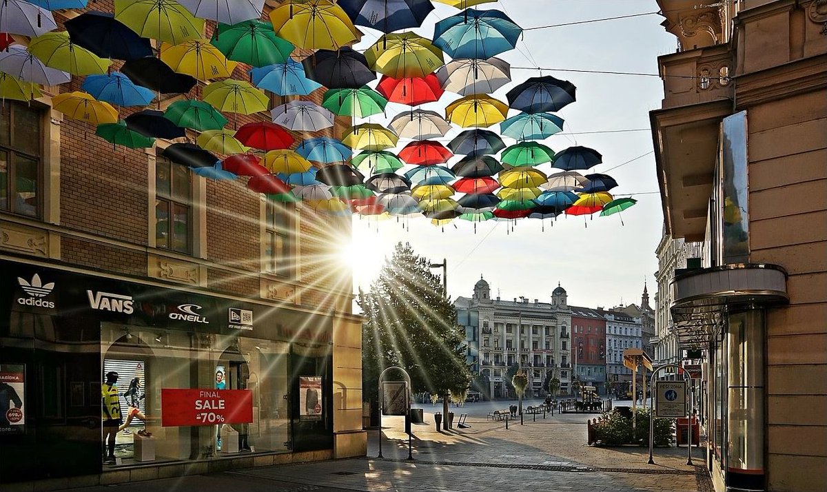Dnešní Brno Twitter'da: "Barevné deštníky nad Českou ulicí dnes po osmé  hodině ranní. https://t.co/0GjRxKLHS4 #deštníky #Česká #Brno  https://t.co/66qkDnTSeB" / Twitter