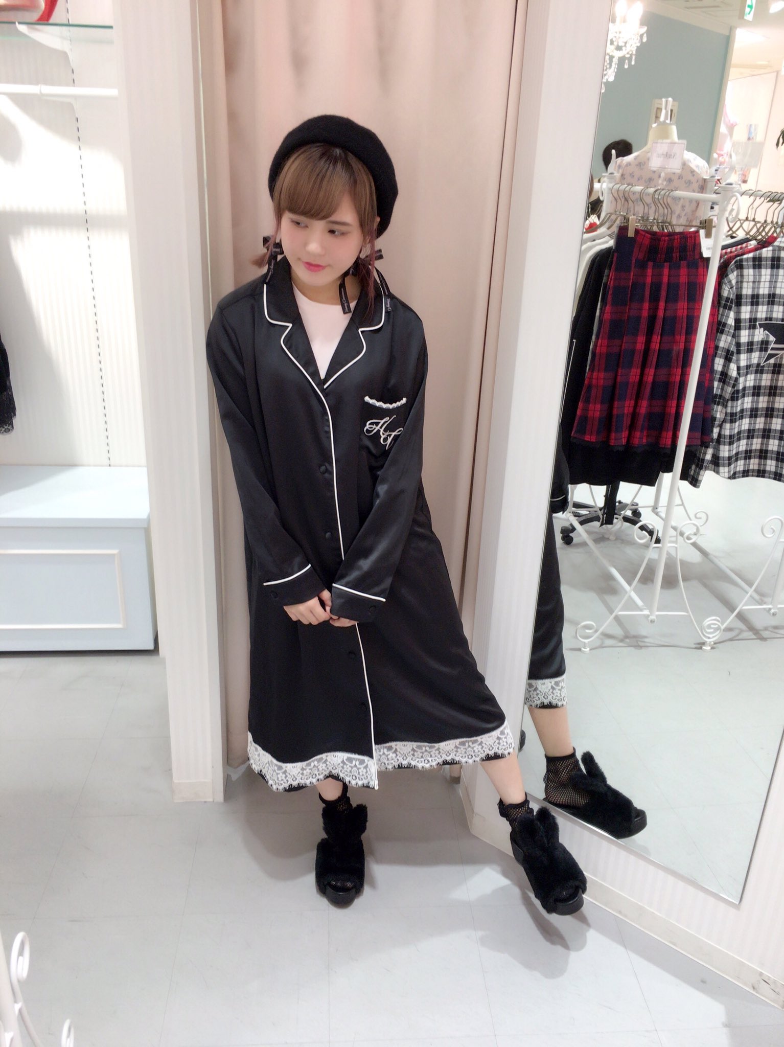 ハニーシナモン渋谷109店 今年流行のサテン素材のパジャマシャツワンピに うさ耳がキュートなファーサンダルを合わせオールブラックでまとめた この秋オススメの大人ガーリーコーデ ワンピース 7 000 Tax シューズ 14 000 Tax T Co Gpoqenzfpv