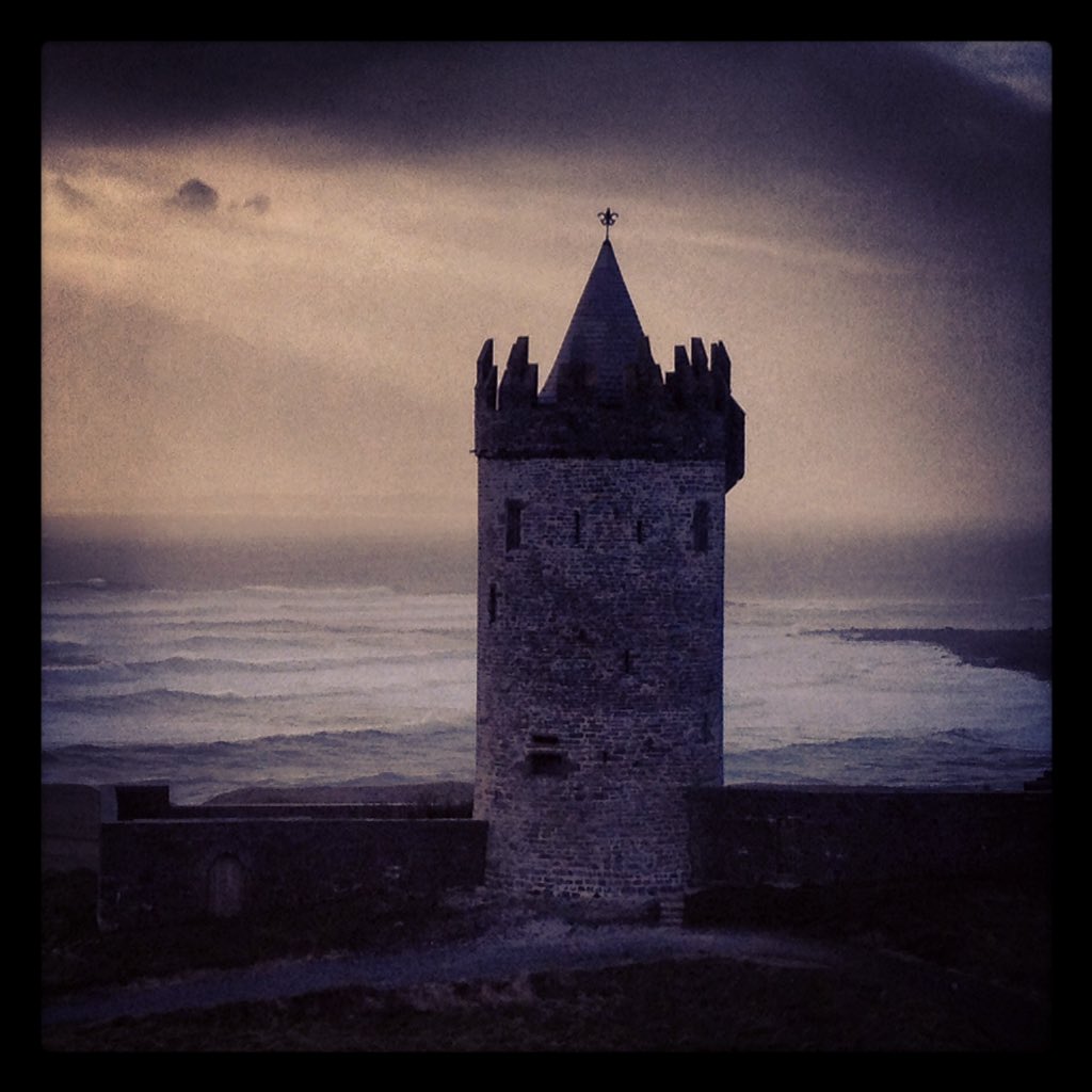 The mystical #Doonagore Castle in #Doolin🏰 16th Century Round Tower overlooking the wild Atlantic Ocean🌊 #lovecountyclare☘#spanisharmada ⚓️