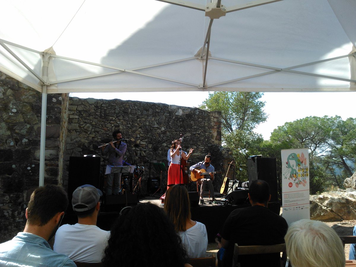 Ara, l'hora del jazz amb <a href="/clarasallago/">Clara Sallago</a> quintet al #CastelldeMontbui. Un plaer!