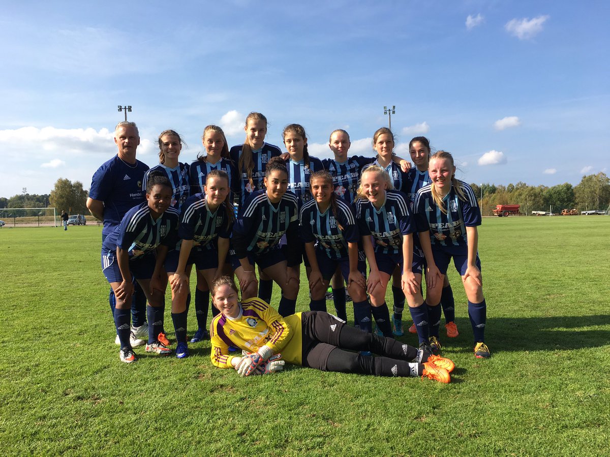 HusqvarnaFF's tweet photo. Vinst i sista matchen borta mot Värnamo för HFF U 17 dam med 2-1 #breddenärtoppen #hff #hfflive  målen av Emelie https://t.co/1PxEJ7e05m