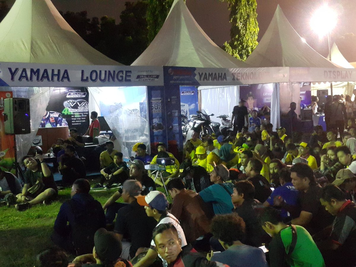 yamahaindonesia's tweet photo. Di #BURTOR2016 booth Yamaha sudah pada siap nih untuk nobar #AragonGP , Brosis yang belum bergabung yuk langsung datangi booth Yamaha https://t.co/CSt0ewDB18