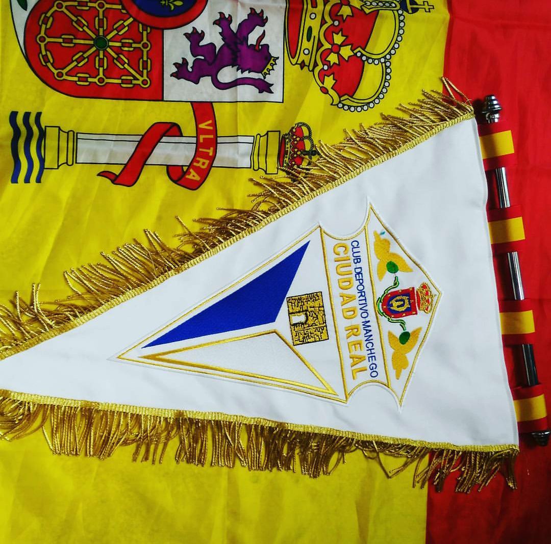 Premio MVP y banderín que serán entregados en el partido de esta tarde y que son donados por <a href="/bordadosmarcos/">Bordadosmarcos</a>