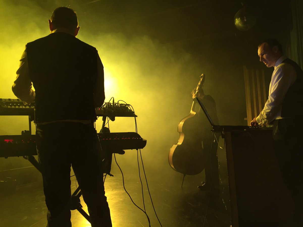 RedLimeStudios's tweet image. Another day, another music video. 1930s theatre, band, dancers and vintage car #weekendsun #musicvideo.