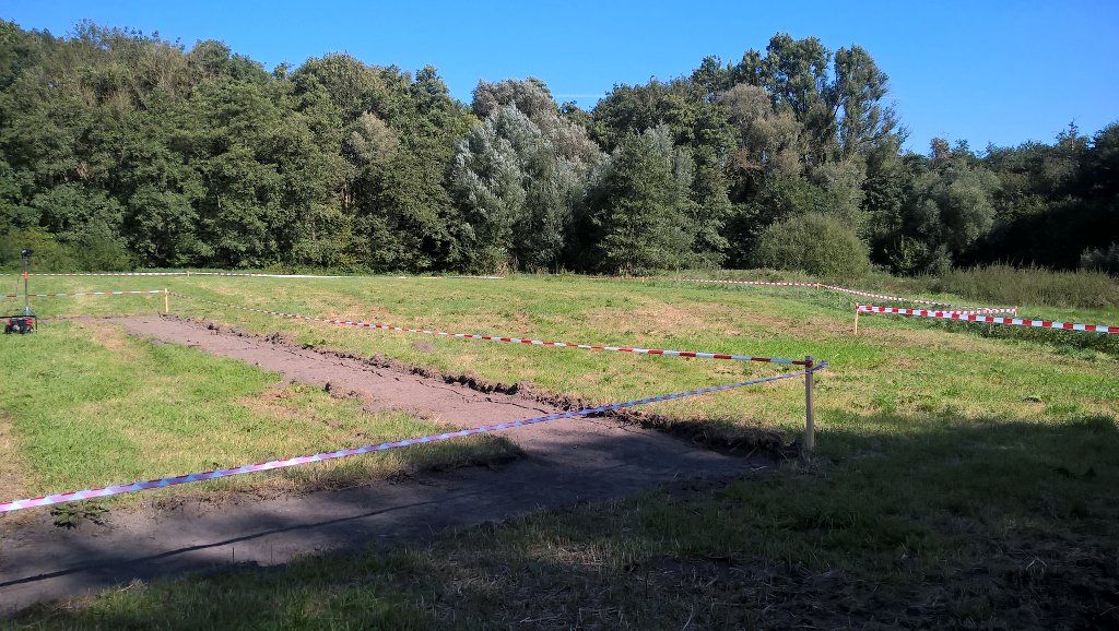 JoseHermens's tweet photo. Binnengracht voormalig kasteel Etzeneade blootgelegd. RAAP geeft uitleg over bodem samenstelling. #Jabeek https://t.co/AqsZnMl5NY