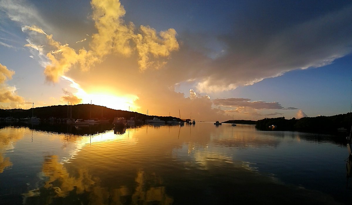 VIAdventures's tweet photo. The first light of dawn in the #USVI. https://t.co/Ncx3BYI279
