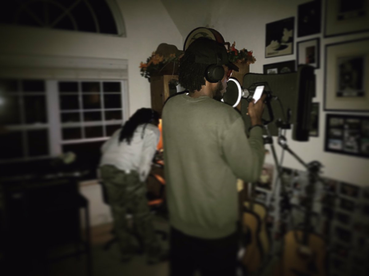 _DonRoyal_'s tweet photo. Party, I'll Make The Music They Party To...๐ฅ๐#TheHitMagnet #BundleBoi #GoldMoney #BR0KEB0YSENTERTAINMENT #DonRoรฟal #Br0keBoi https://t.co/hhogICG5aR