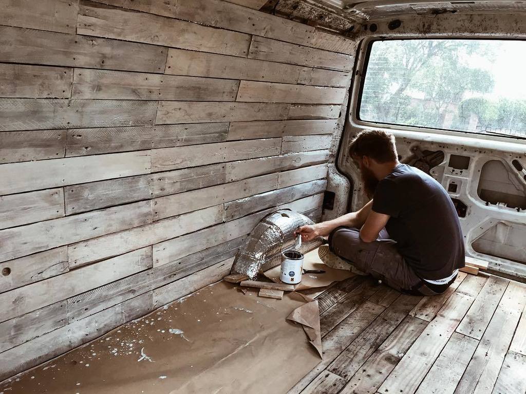 vanpartment's tweet photo. We've decided to re decorate; beds out and we're paintin' !🚐#tinytinstudio #cabinlife #van… https://t.co/WABwsKhGWZ https://t.co/V03Bc1eY8z