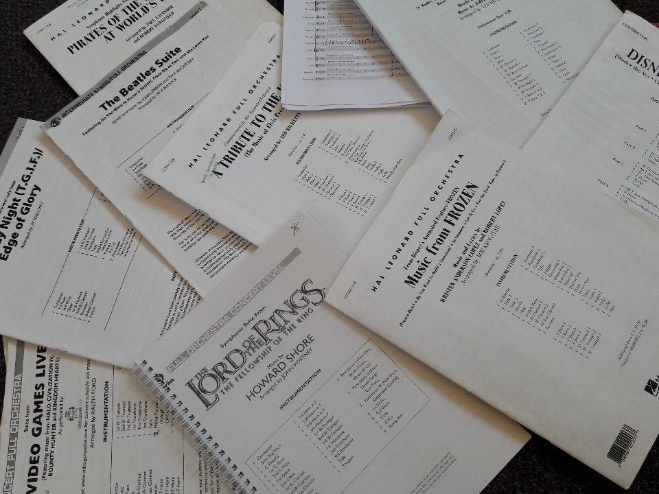 KeeleSymphonia's tweet photo. Sorting out some music to put on our stall at #KeeleWelcome with @KeeleMusicSocs  #KUMU16 https://t.co/MhDLEAmBco