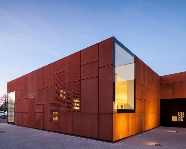 ArchDaily's tweet photo. Corten steel panels of this library addition contrast with the white plastered facades of … https://t.co/VXkWbIKqPU https://t.co/QEfyoiSR3j