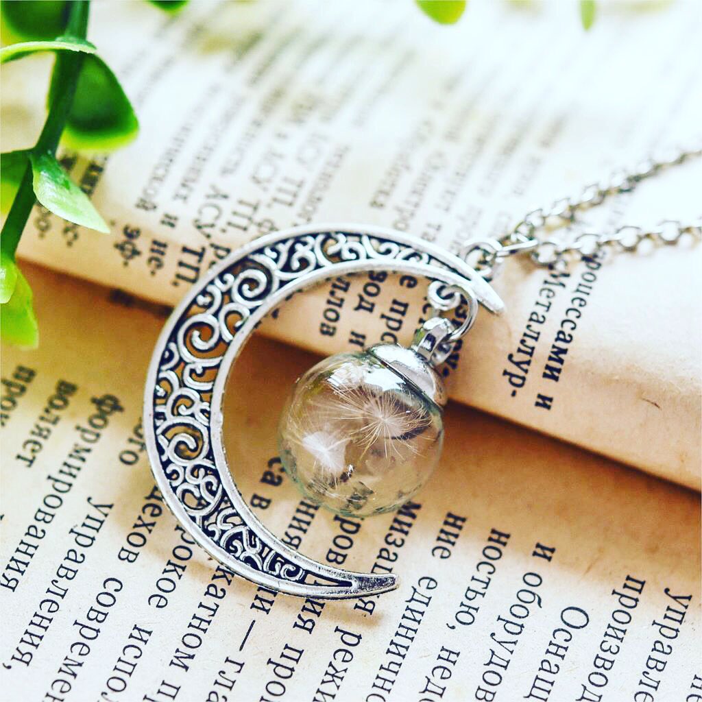 Spectrip's tweet image. Dandelion Moon Necklace-- just because we give you the moon, doesn't mean you can't still wish for the stars💫🌙

spectrip.com/collections/je…