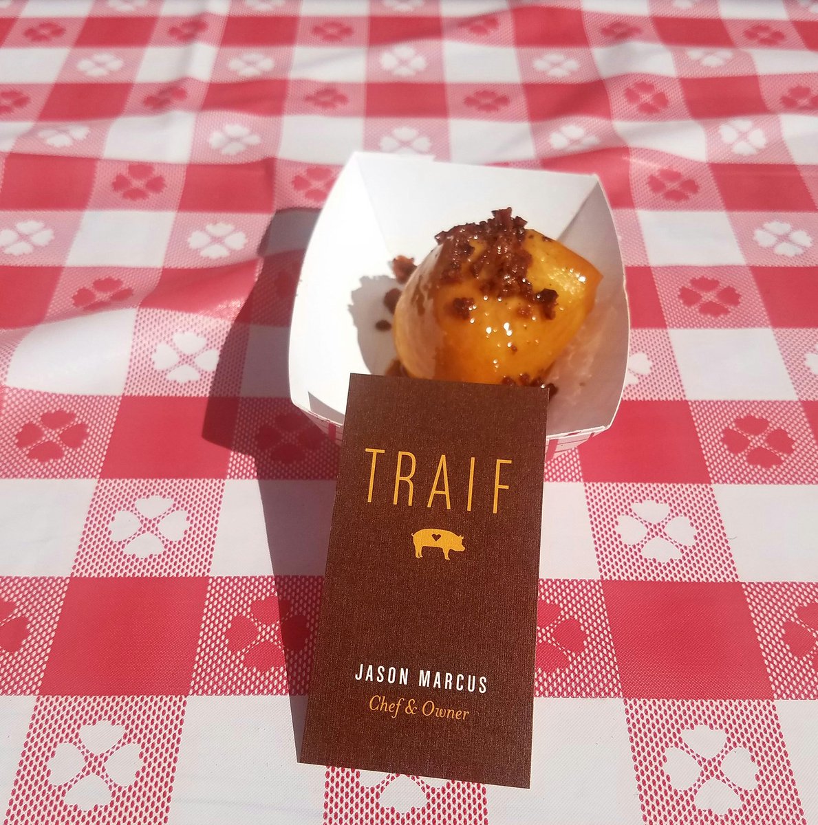 LaurenJablonsk1's tweet photo. #bacon dulce de leches doughnuts from @TraifNY @GreatBigBacon #theguycornernyc https://t.co/dt8mg8fXVR