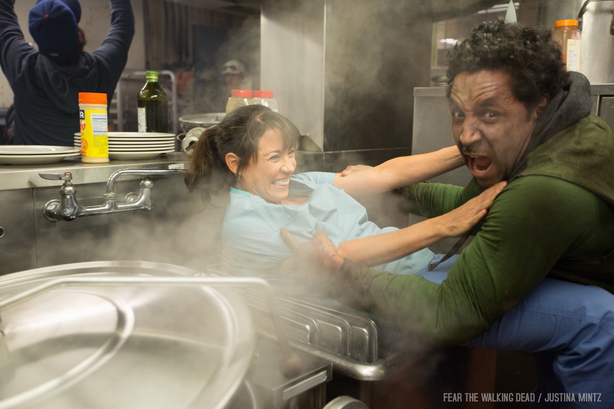 Tonight! <a href="/AMCTalkingDead/">Talking Dead</a> w <a href="/hardwick/">ʞɔiwbɿɒH ꙅiɿʜƆ</a> <a href="/Lorenzohenrie/">lorenzo henrie</a> and <a href="/MrDrewScott/">Drew Scott</a>...btw this is the guy that bit me! 📸 #justinamintz