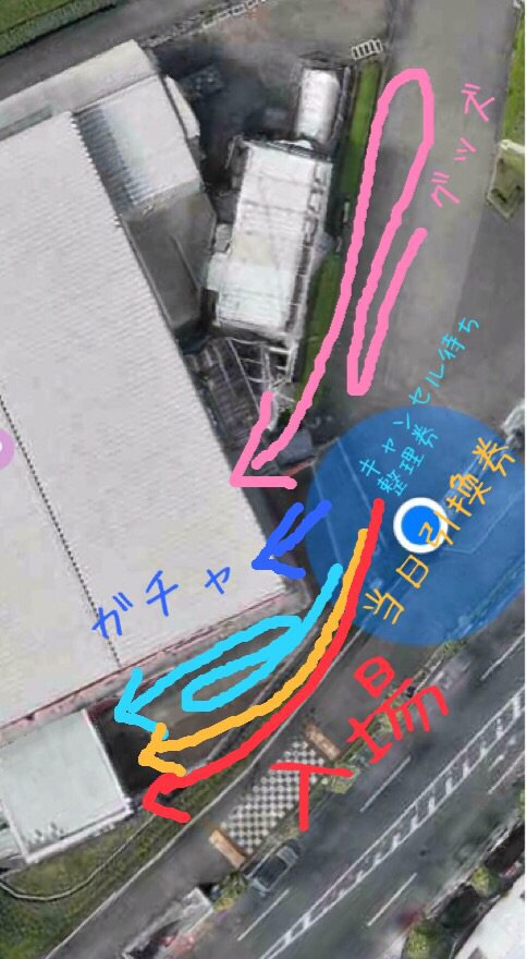 Rin0 刀ミュの待機列 キャンセル待ち抽選の待機列が出来てる時ver 25日 一時的にガチャ列が消えて 抽選券受取列が出来ます すぐガチャ列が復活しました V 入場が元カフェに突っ込んでますが 抽選券配布の辺りが入口です