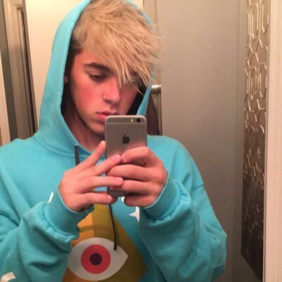 mikeywtms's tweet photo. i did a little something to my hair https://t.co/QB7C7WD06k