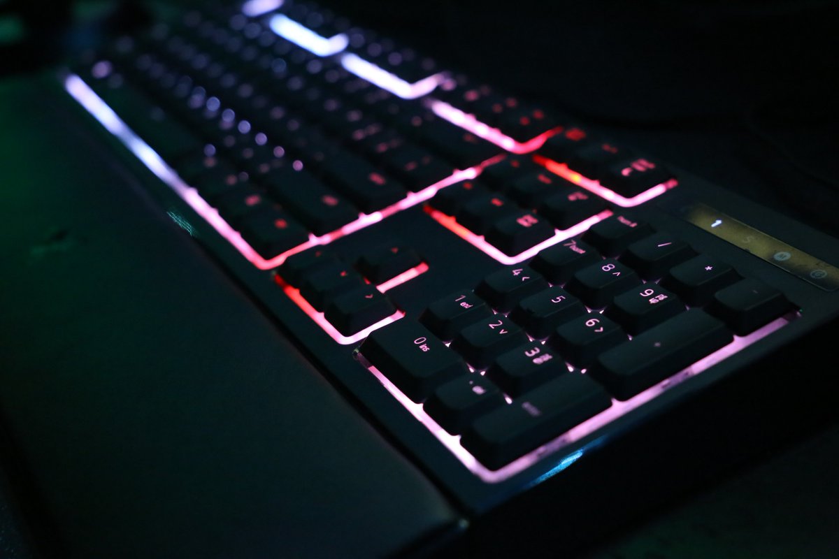 Razer's tweet image. Ornata awesome event with our fans—this time, we drove the #RazerBus to Copenhagen Comic Con. More pics: rzr.to/kOjNI