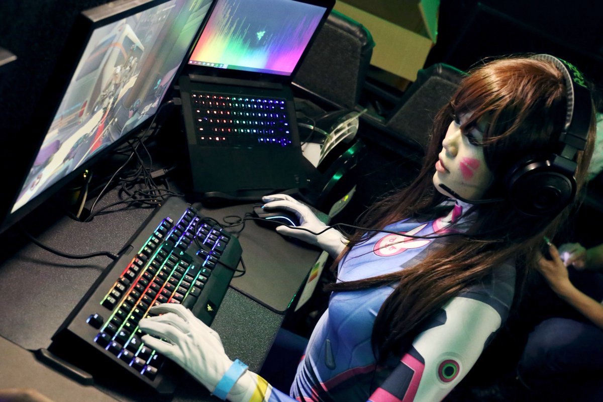 Razer's tweet image. Ornata awesome event with our fans—this time, we drove the #RazerBus to Copenhagen Comic Con. More pics: rzr.to/kOjNI