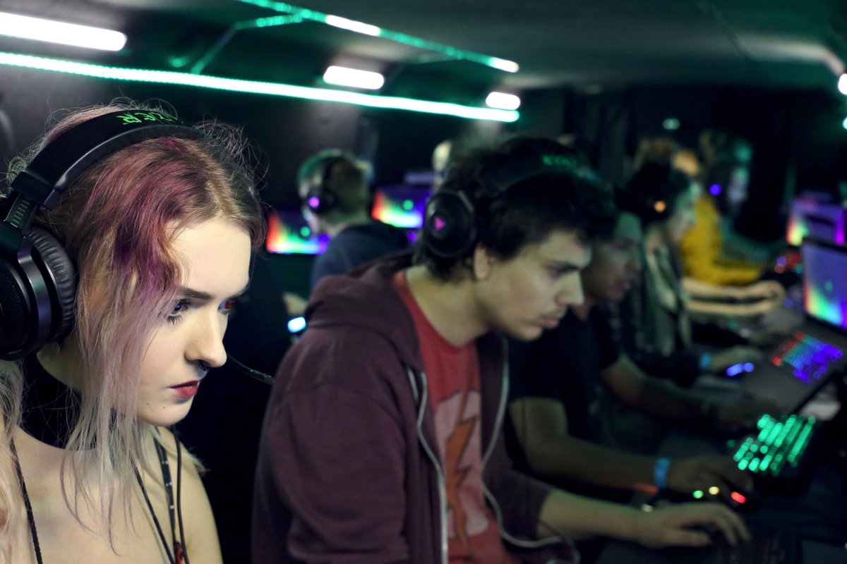 Razer's tweet image. Ornata awesome event with our fans—this time, we drove the #RazerBus to Copenhagen Comic Con. More pics: rzr.to/kOjNI