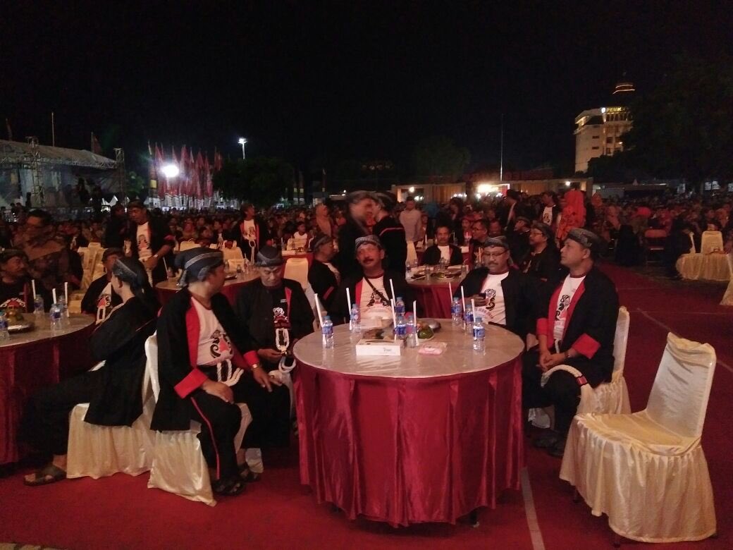 Pak Bupati dan undangan sudah duduk di kursi paling depan #GrebegSuro2016 #PonorogoDuweGawe <a href="/kotareyog/">Kotareyog</a> <a href="/ponorogozone/">Komunitas Ponorogo</a>