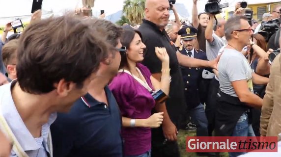 giornalettismo's tweet photo. "Ballo, ballo, ballo da capogiro ballo, ballo, ballo senza respiro" #Raggi a #Italia5Stelle #clippini https://t.co/SdxdoNRirG https://t.co/E6FeJsHtr7