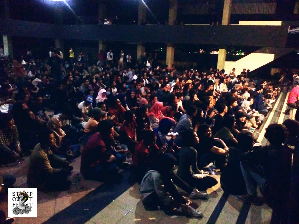 Antusiasme penonton #stompoutfest yang luar biasa menyambut kehadiran <a href="/tigapagi/">Tigapagi</a> di panggung PKKH UGM