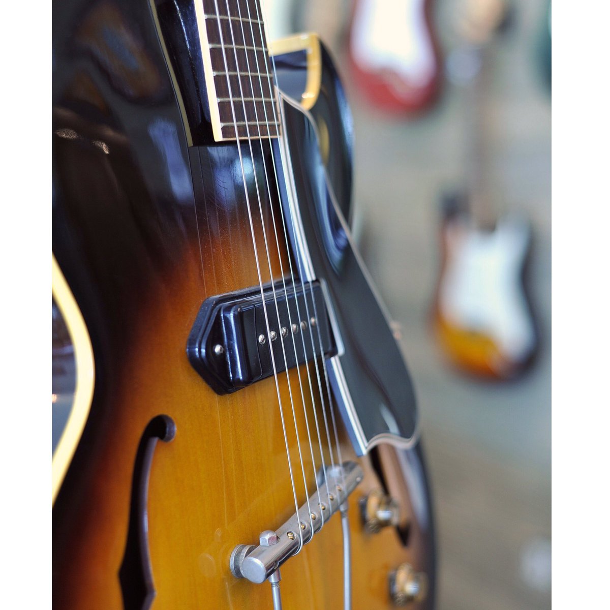 WaltGraceVintag's tweet photo. Happy GibSunday!
#guitarshop #carsandguitars #waltgracevintage #wynwood #miami #guitars #sunburst #es225 #vintage #gibson #DreamLoud https://t.co/zv4jLNgSrZ