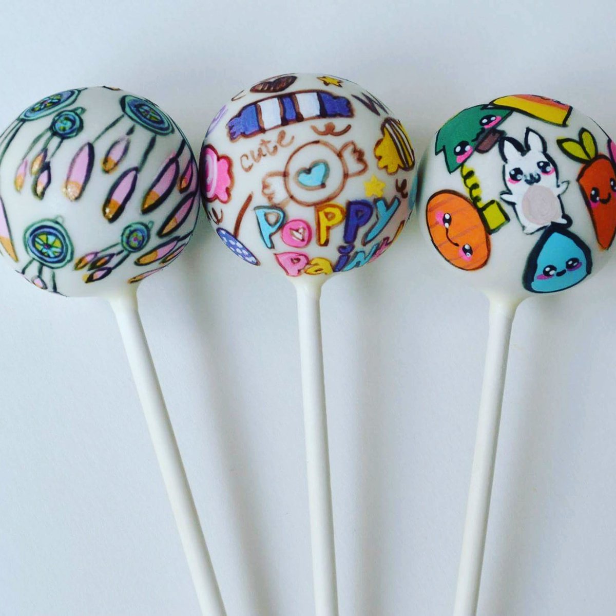 PoppyPaint's tweet photo. Doodle cake pops.  #ilovepoppypaint #ediblepaint #cakepopper #allinthedetails #cakepoppaint #Poppypaint #doodle #dessertporn #cake https://t.co/NLiFWF10Lv