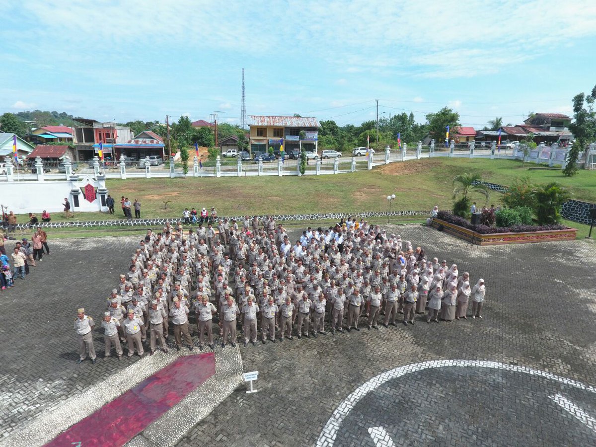 rianharedy's tweet photo. Upacara Hantaru 56th di Landak, ft dr atas dg DRONE milik Kanwil BPN Kalbar#senang memudahkan  @atr_bpn@djalil_sofyan https://t.co/anqa0J1XA9