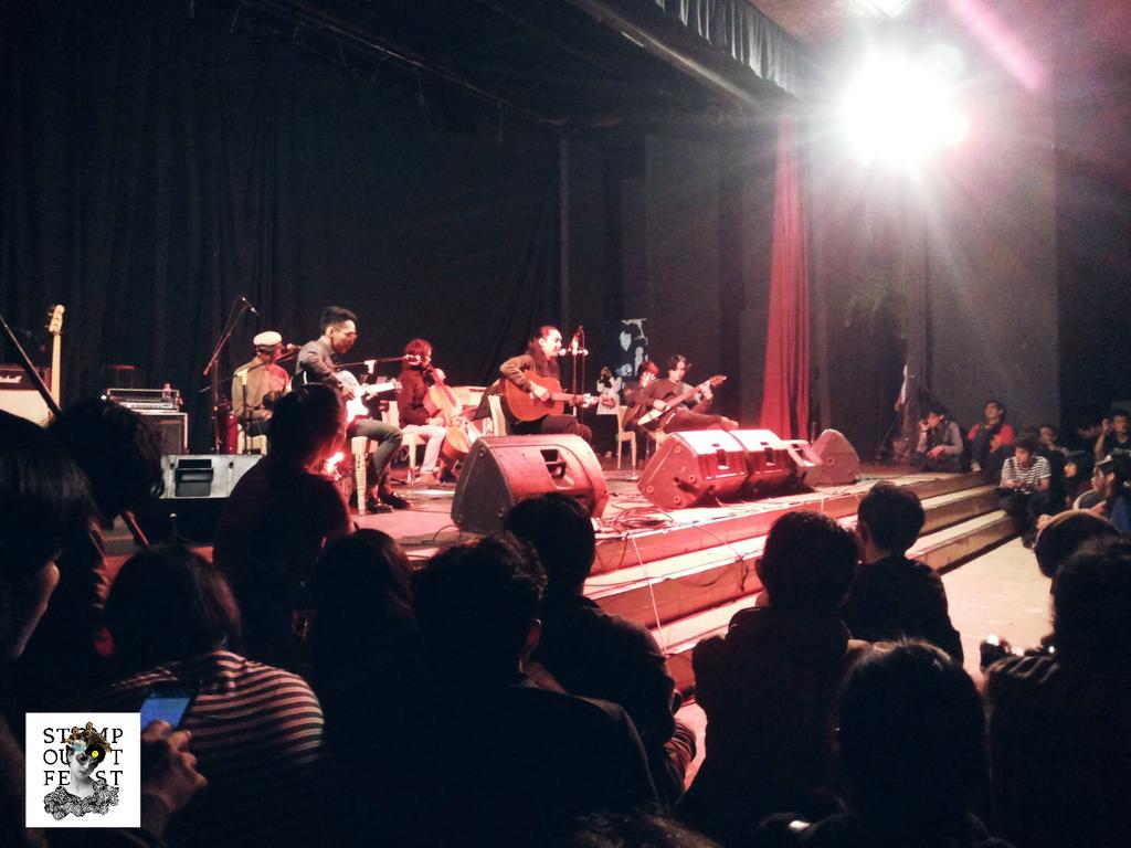 Sedang berlangsung penampilan dari <a href="/tigapagi/">Tigapagi</a> dan PKKH UGM semakin ramai #stompoutfest
