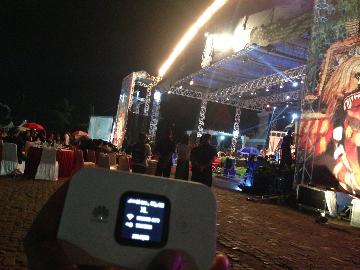 Ditemai 4G LTE yg sudah hadir di Ponorogo dari <a href="/XL123/">XL-12</a> yang super lancar, saya bisa live twitt selancar ini #PonorogoDuweGawe #GrebegSuro2016