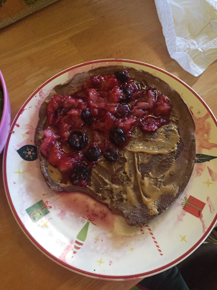 madelynjw00's tweet photo. Grasshopper fudge cake with crushed berries and natural peanut butter post workout gains @morellifit https://t.co/XcQ1IjFD51