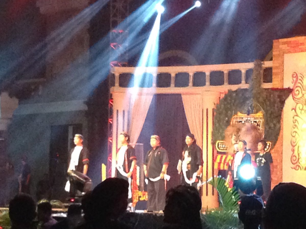 Ini adalah Piala Bergilir Presiden RI yg akan diperebutkan oleh 39 grup Reyog. 
#PonorogoDuweGawe #GrebegSuro2016