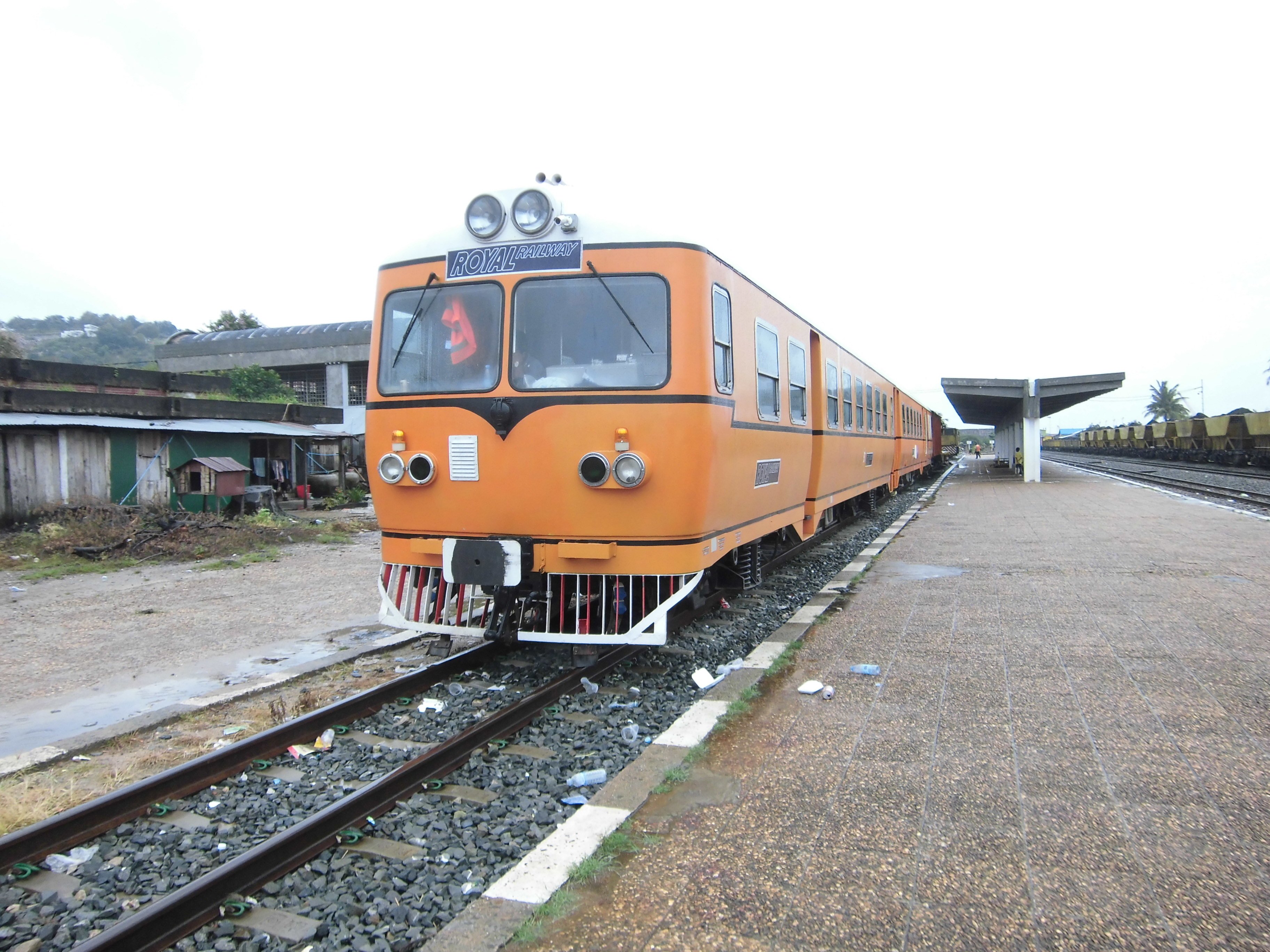 じん カンボジアの鉄道 プノンペン行きカンボジアロイヤル鉄道の列車 事前に調べた画像では黄色だったが 橙色に変更されている 湘南型全面がいいですなぁ 前のキクハの床下を覗くと パナソニックのエアコン室外機がぶら下がっていた 目立つ床下機器は