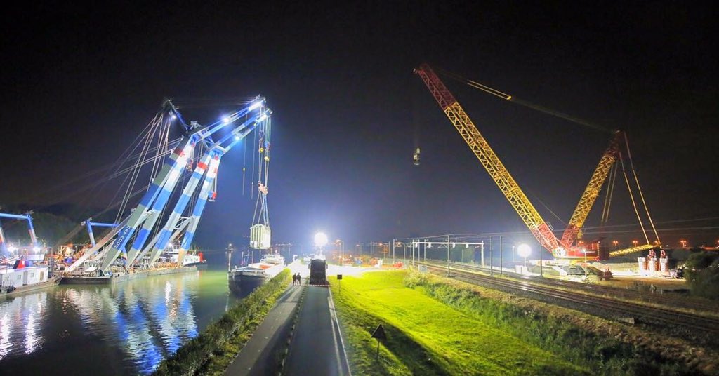 trafficandmore's tweet photo. Transport (deel 1) 380KV #generator. A2 Breukelen. #verkeersmaatregelen #crowdmanagement #toegepast #superklus #volgensplanning ππΌπ https://t.co/xz3yz2aXcw