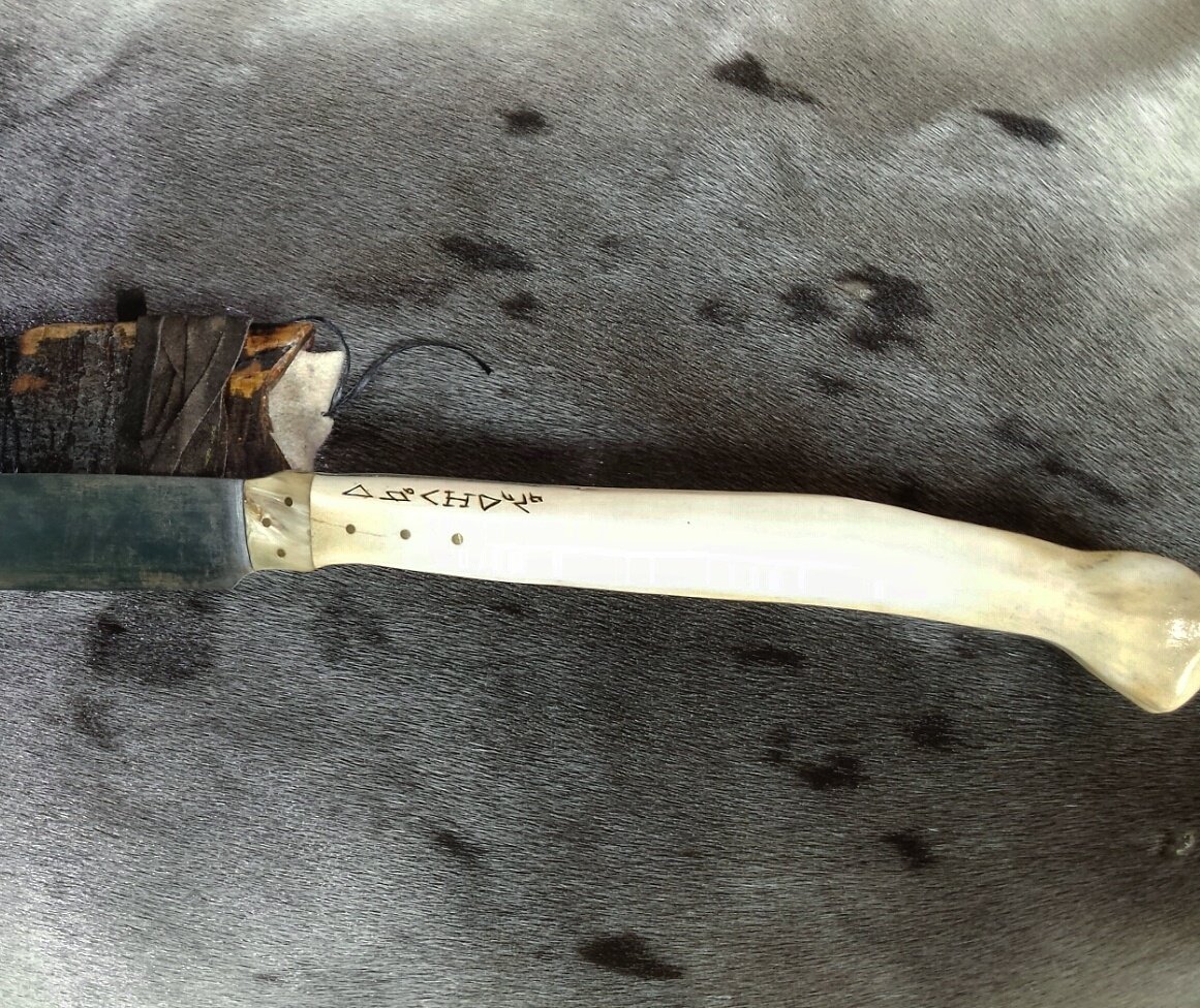 Inukpahugjuk "The Giant" 30 inch pana
carbon steel blade, tuktu antler and musk ox horn handle
#Hinaani #inuvative