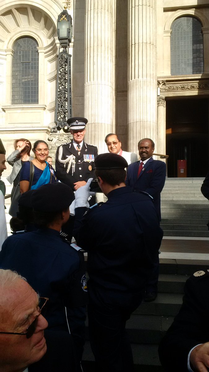 CCLeicsPolice's tweet photo. #NPMD16 #PoliceMemorialDay 

The Commissioner is grabbed by his own cadets for a photo as the horses go by https://t.co/tKPaH0a1r9