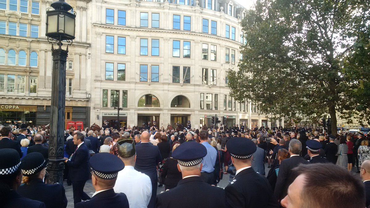 CCLeicsPolice's tweet photo. #NPMD16 #PoliceMemorialDay 

The Commissioner is grabbed by his own cadets for a photo as the horses go by https://t.co/tKPaH0a1r9