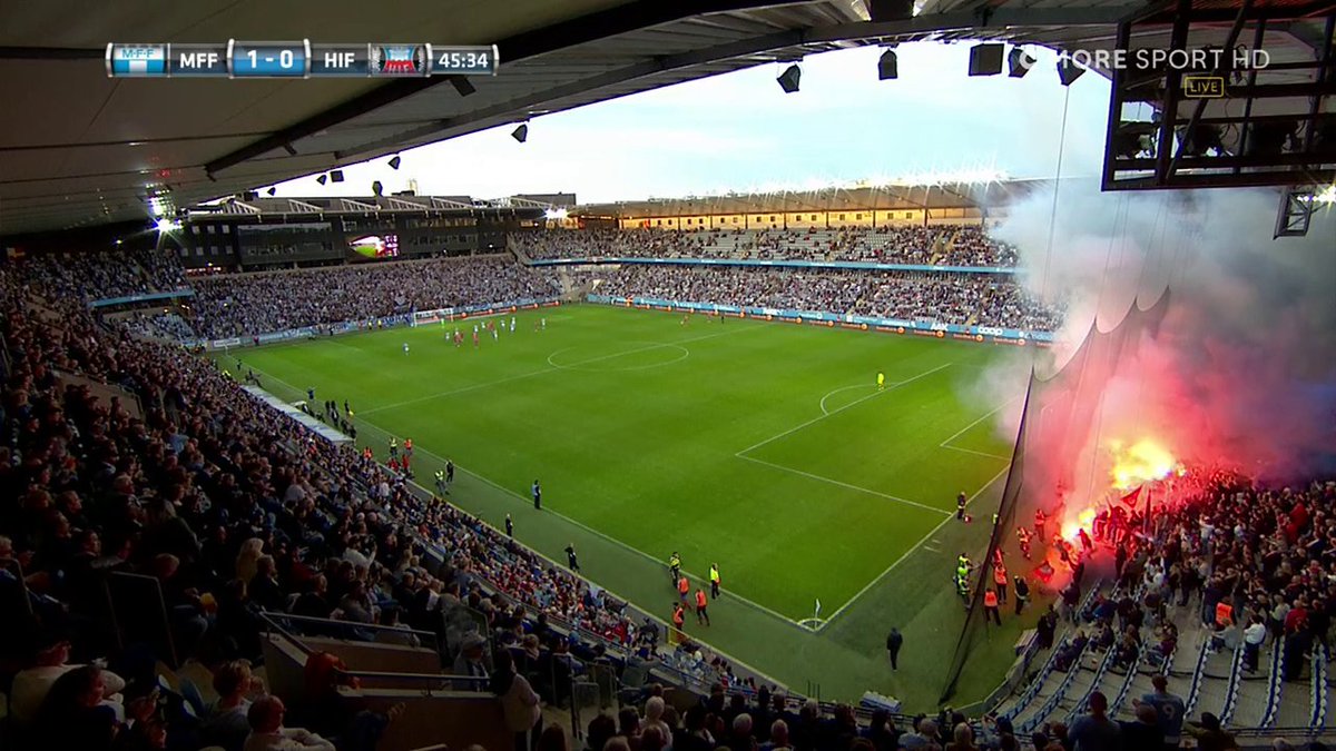 fotbollskanal's tweet photo. Spelavbrott på Swedbank Stadion. Bengalbränning i HIF-klacken. https://t.co/J7LwiruBI9