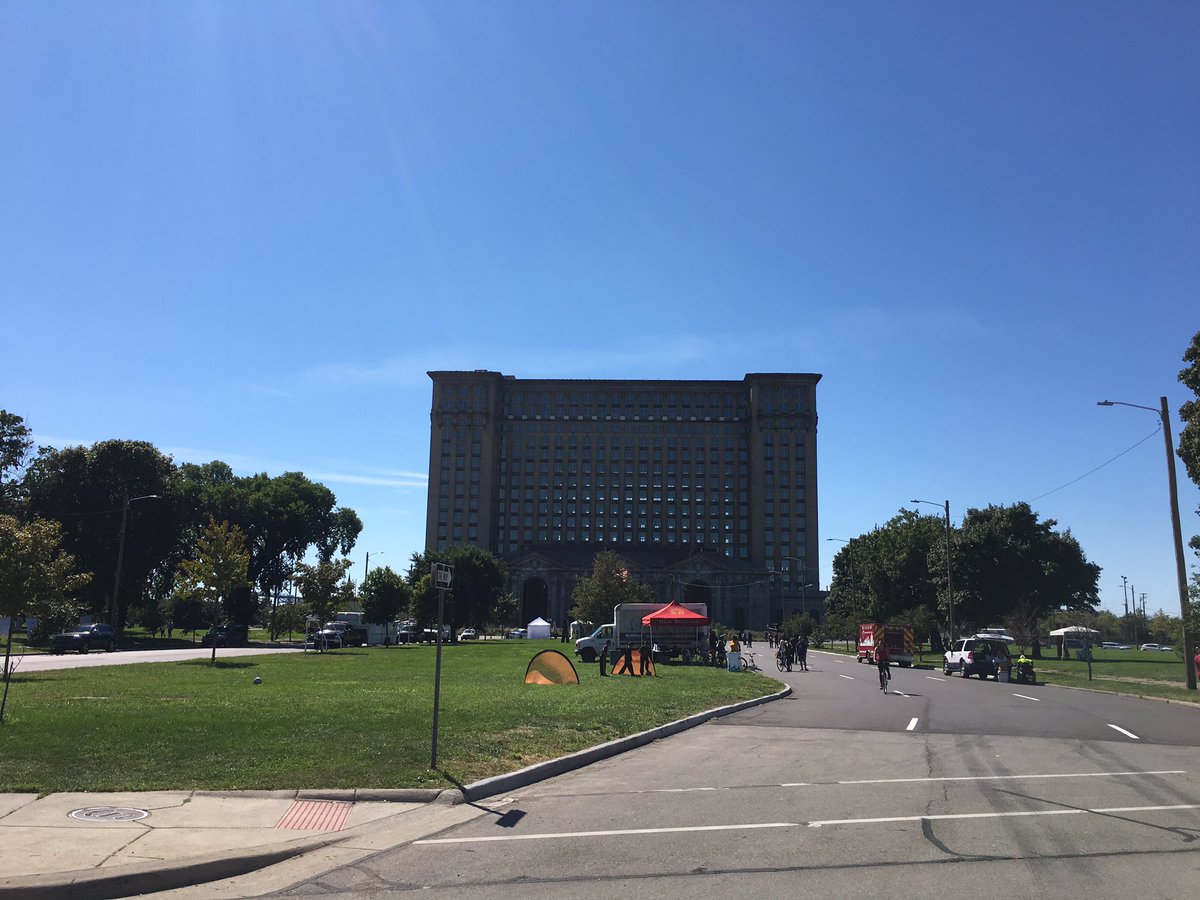 First <a href="/openstreets_det/">Open Streets Detroit</a> ever! #MichiganAve #Detroit <a href="/knightfdn/">Knight Foundation</a>