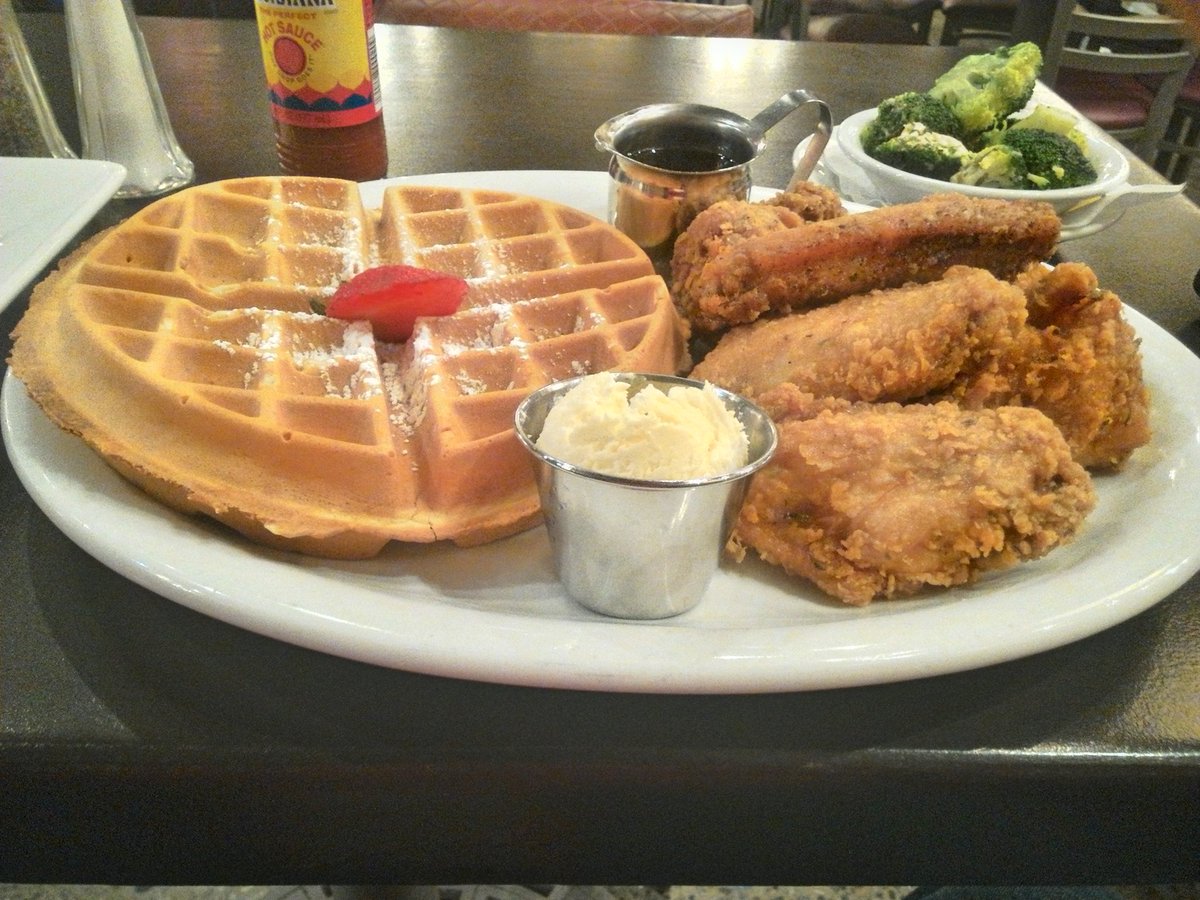 charles_leroy's tweet photo. #nomnom time #foodietravel #USAS2016 #swimmerslife #foodie #swimmerproblems #SundayMorning #brunch #omnomnomnom https://t.co/0U3ziVFJ45