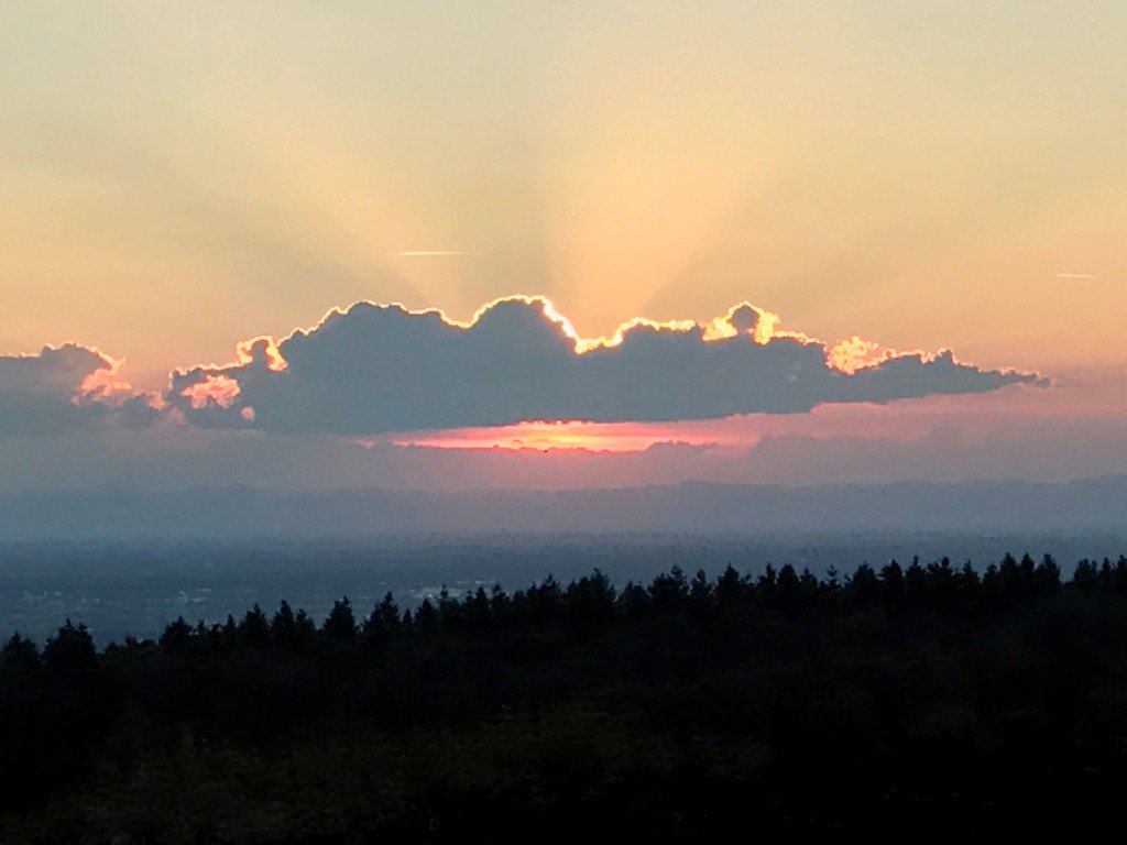 laurastephen's tweet image. The @emblebi embassy cloud at #EWGbigdata enjoying beer and sunset at @embl ATC