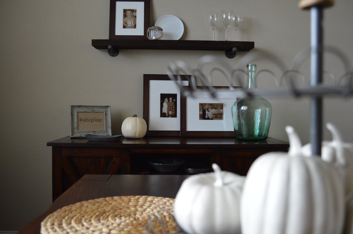 TheHometeamBlog's tweet image. DIY Rustic Cedar Shelves #diy #farmhousedecor thehometeamblog.com/diy-rustic-ced…