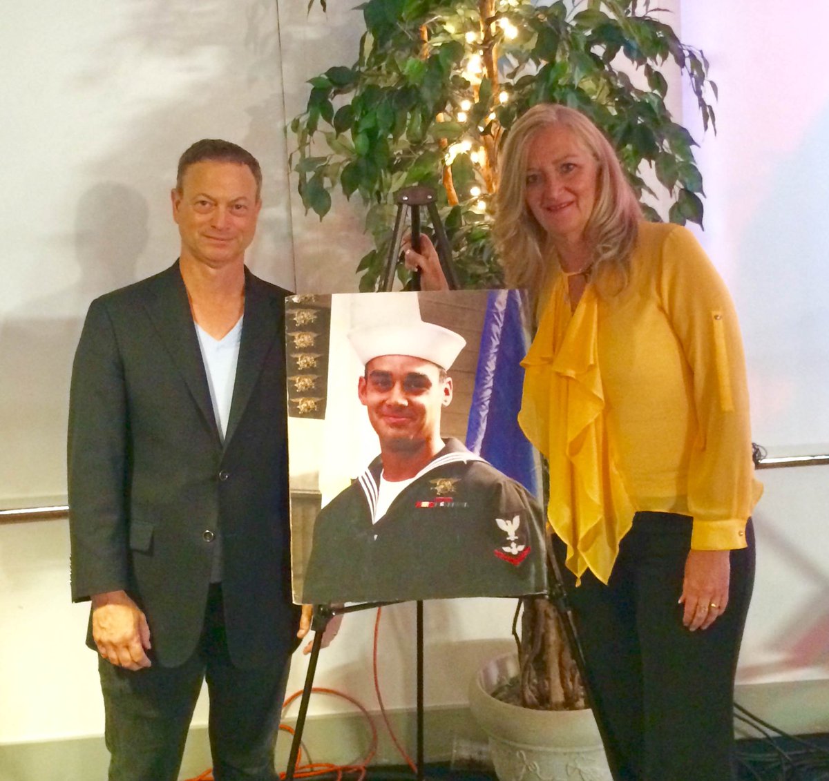 GarySinise's tweet photo. With Gold Star mother Debbie Lee, mother of Marc Lee, the first Navy SEAL to die in Iraq. Killed August 2, 2006. #GoldStarMothersDay https://t.co/up1sgUQ4ww