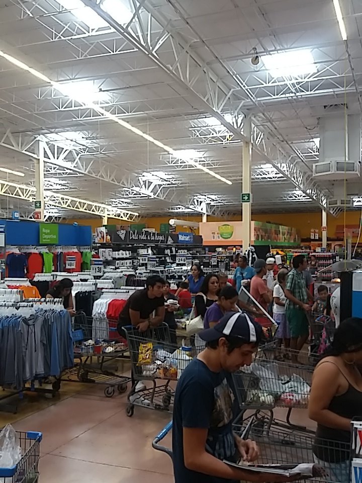TamRuro's tweet photo. Cada domingo es lo mismo en @WalmartMXyCAM cancun habiendo 24 cajas - abiertas 6. Colas de 7 carritos en cada caja. https://t.co/liX7XVr9vQ