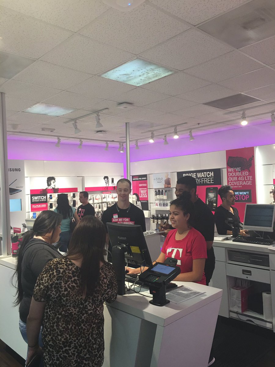 Tgilli0225's tweet photo. Making sure our customers get the help they need on this glorious Sunday! #Wewontstop #seriousfun https://t.co/m47OUYtS9Y