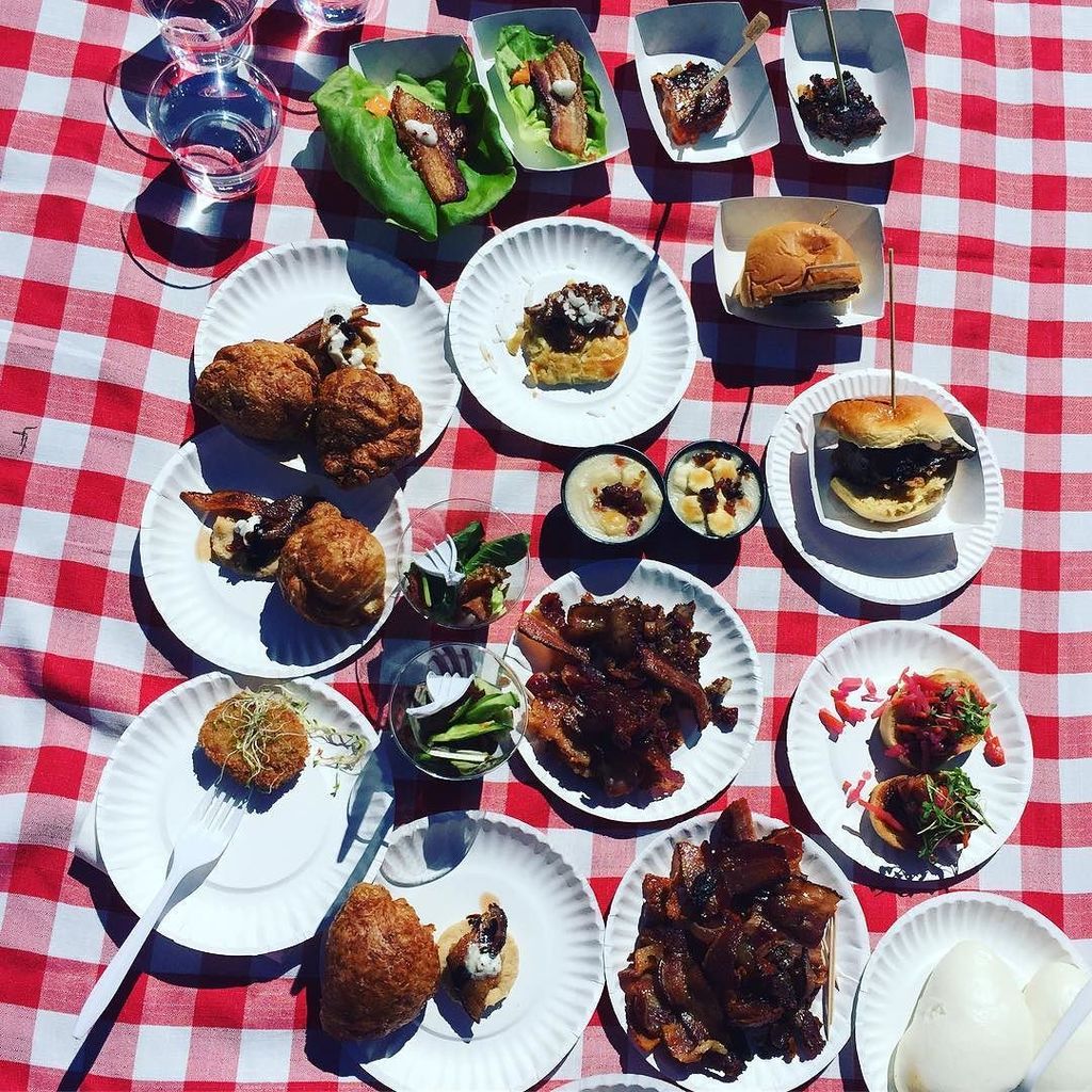 clubeatplaylove's tweet photo. Fun times @greatbigbacon #oinkoink #clubeatplaylove https://t.co/3G0CsOajpt https://t.co/GhOPvE7J1s