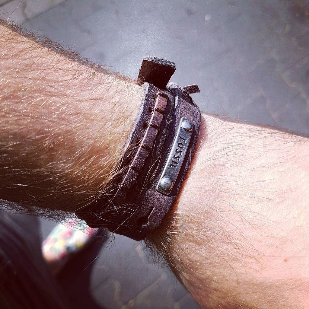 Eric_Hoetzel's tweet photo. My New #bracelet - #fossil #leather #style #fashion https://t.co/IDftHQQiSL https://t.co/jPngkR8NZ8