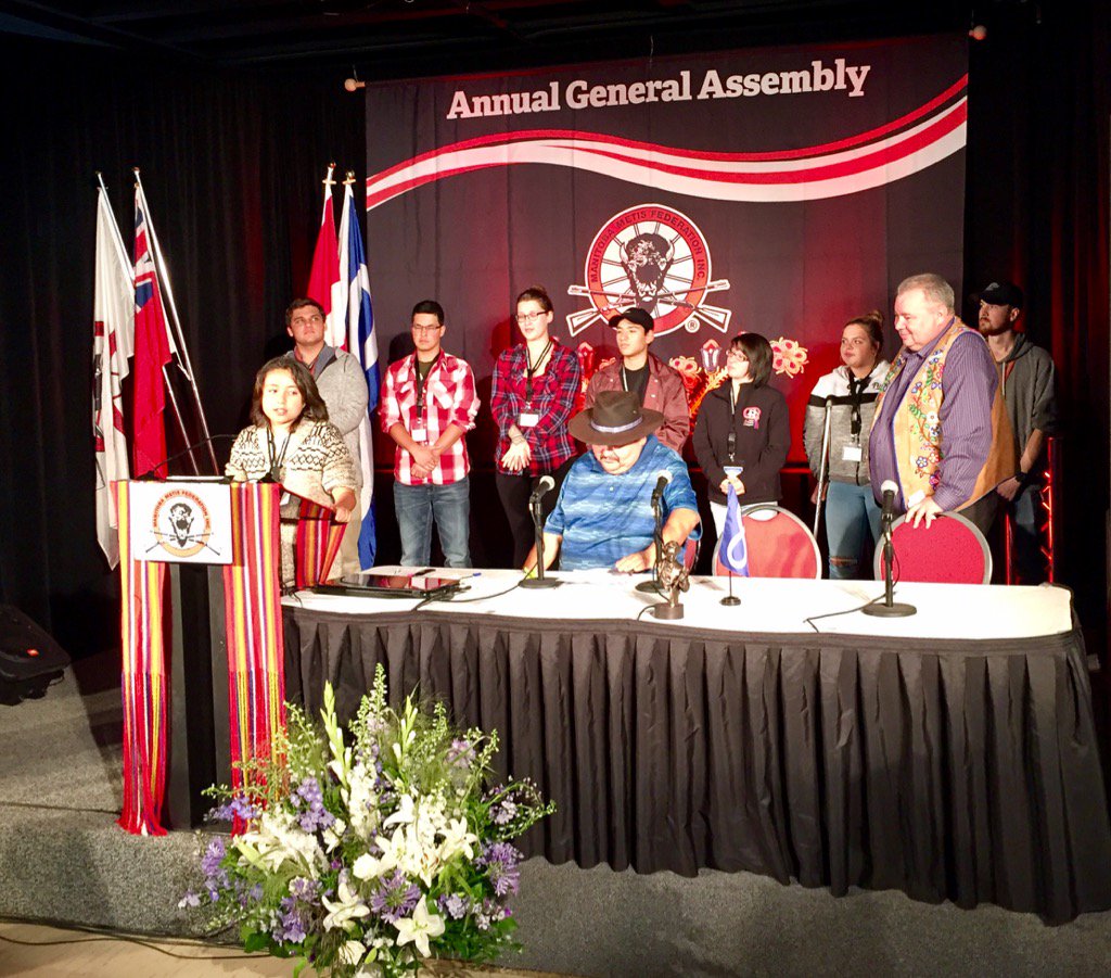 MBMetis_MMF's tweet photo. #Metis Youth share their ideas regarding what they want to see negotiated through the MMF Land Claim #AGA2016 https://t.co/Rwofjv06Yg