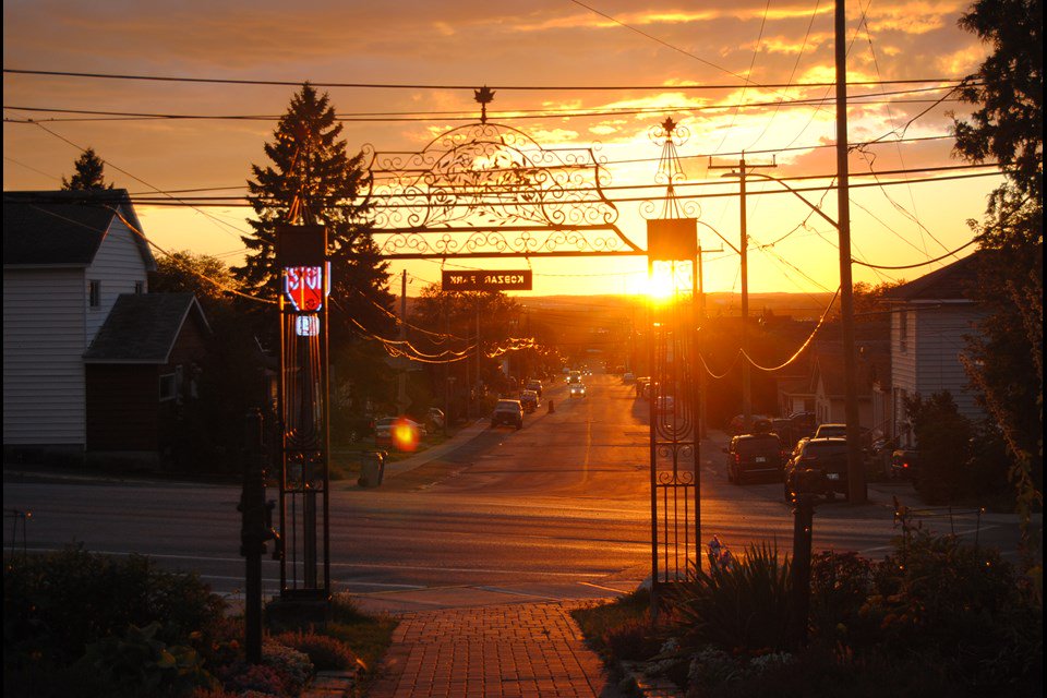 TimminsOnt's tweet photo. The fiery western sky backlights the grill work of the iron gate leading to Kobzar Park. Photo: Frank Giorno, https://t.co/Gh1fBmexbx https://t.co/SKDXEKRbCi