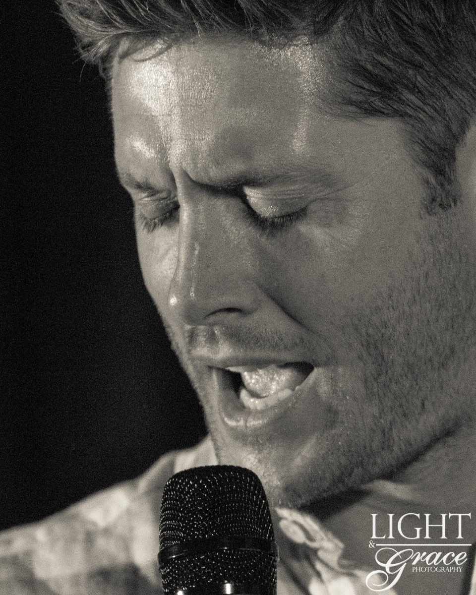LightGraceMedia's tweet photo. Jensen Ackles | Salute to Supernatural Chicago 2016 #spnchi https://t.co/wPZXzHeYSa